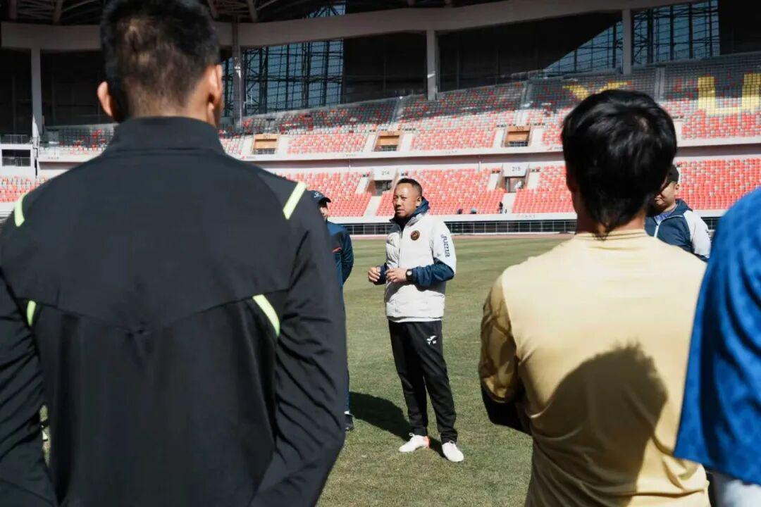 开云-踢遍四级联赛！1米95高中锋加盟榆林，但遭停赛6场无缘足协杯首战